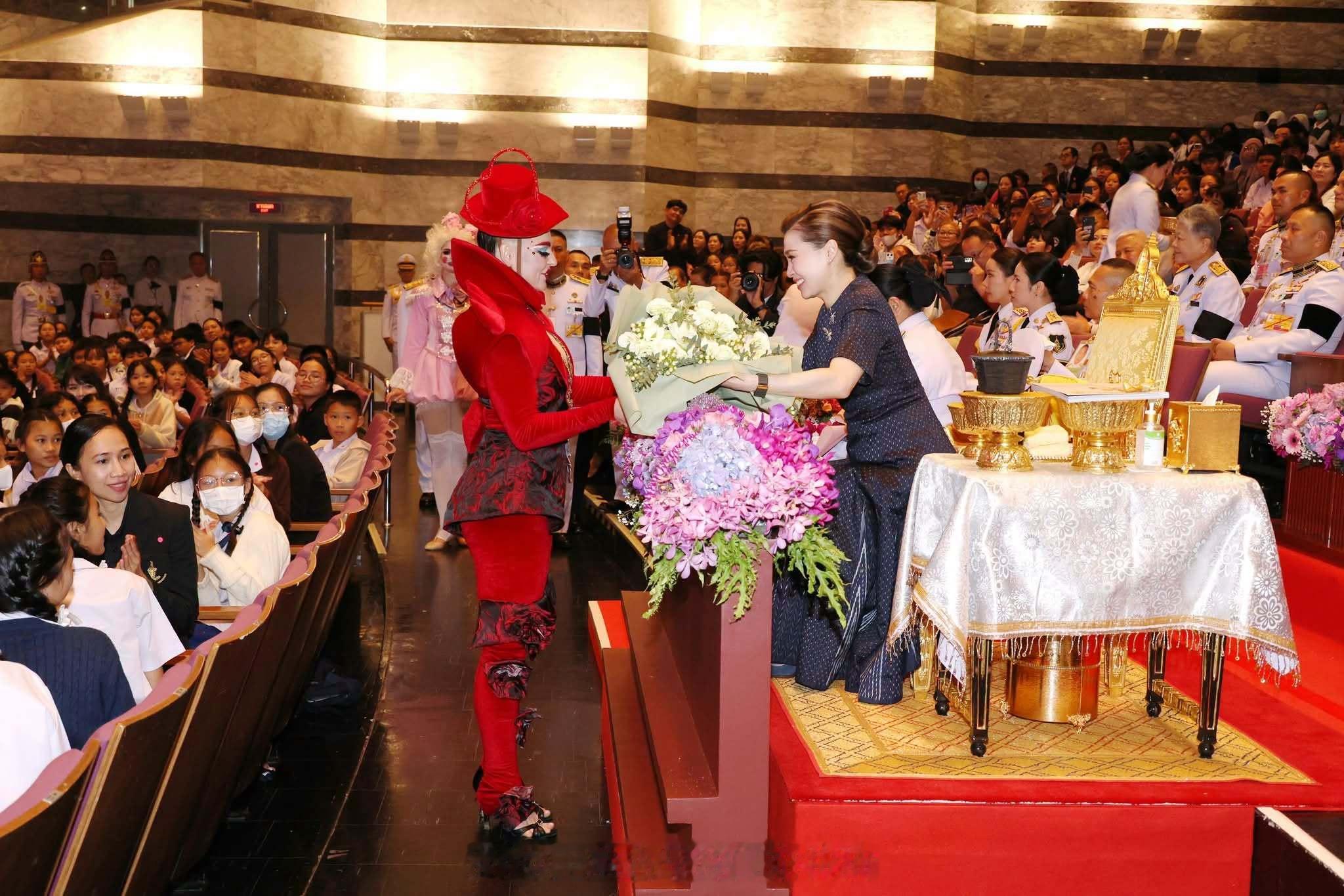 王室王室泰国王室素娘娘 2026年9月25日，素娘娘观看爱丽丝梦游仙境。 