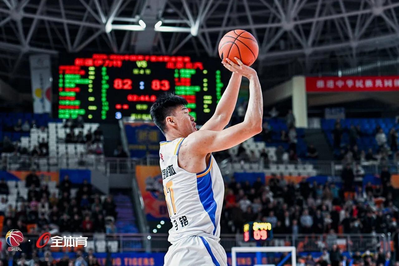 范子铭昨晚对新疆拿到15分5篮板，周琦缺席他抓住了机会。小范赛季第一次首发，也是
