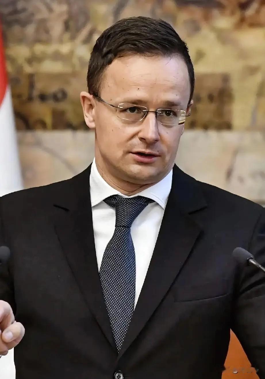 快报

2月4日，西班牙国家铁路公司宣布暂停30辆高速列车的招标，原因直指1月1