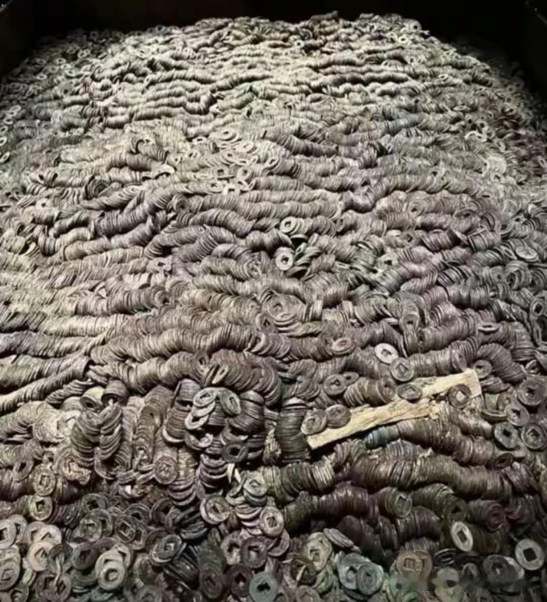 1980年春天咸阳塬上有个老农翻地，一锄头下去刨出个金疙瘩。他拿袖子擦了擦土，发