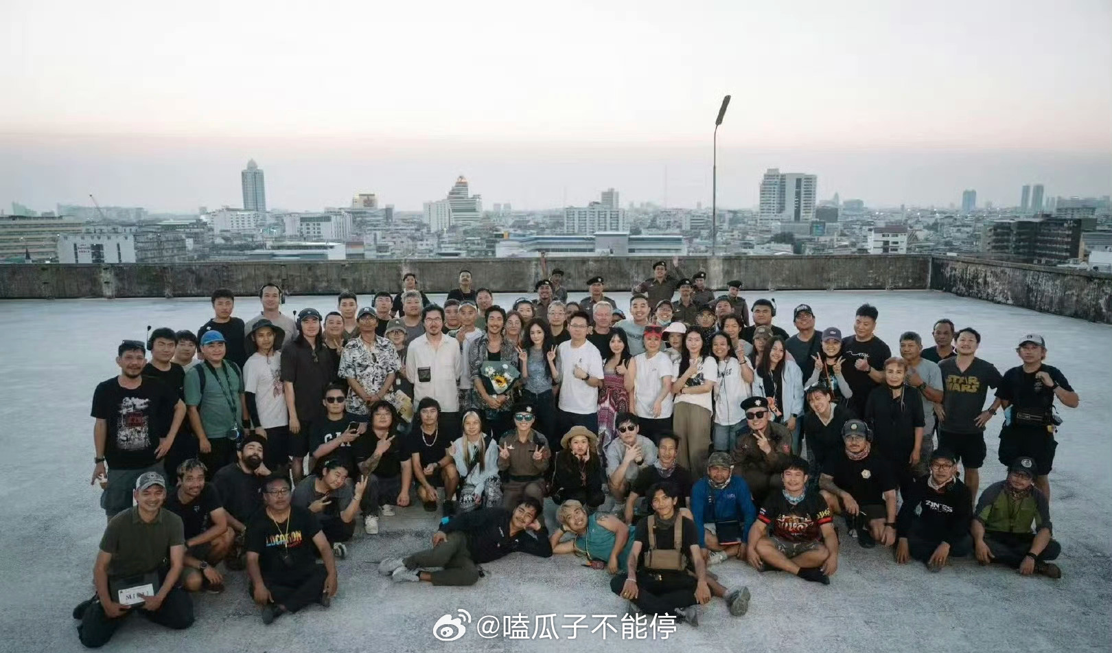 杨幂、万茜、江奇霖、任达华《末路狂花》杀青合影，杀青大吉！ 