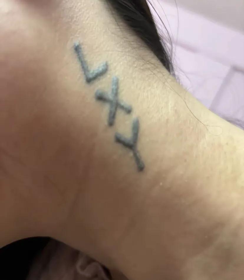 请教一下，这个美女叫李晓燕？