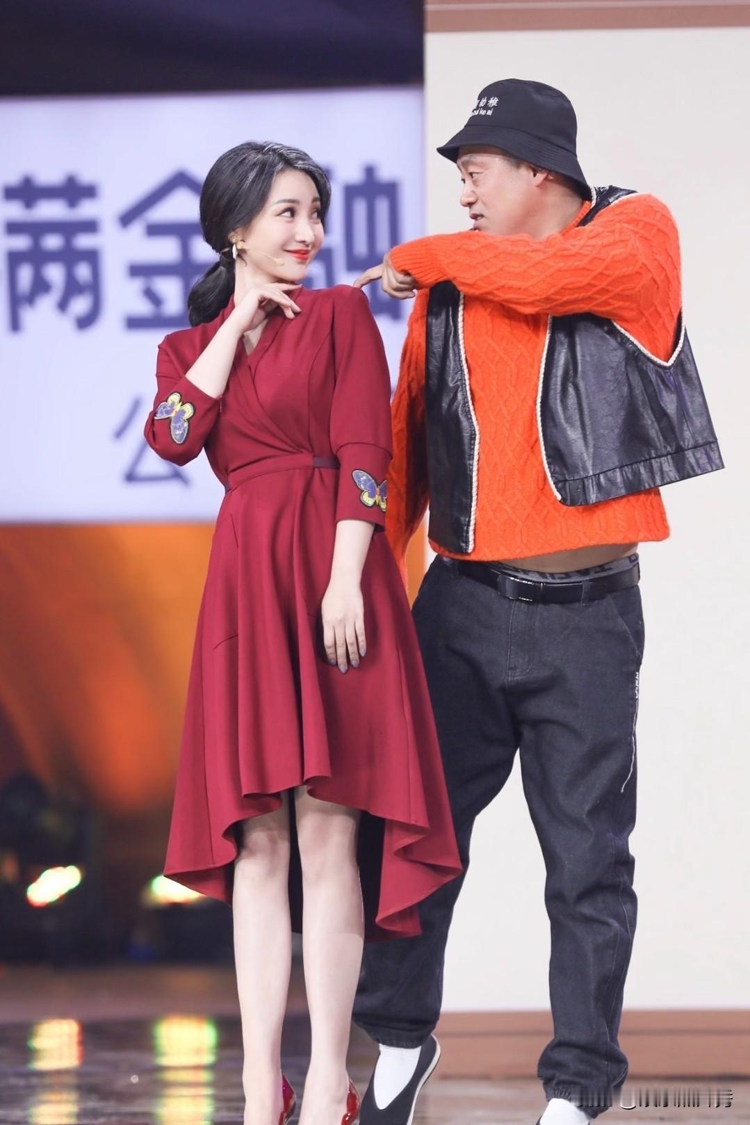 这俩人真是“不合适”，“一美一糙”气质差太多了！

她是那种“胸大腰细”女演员，