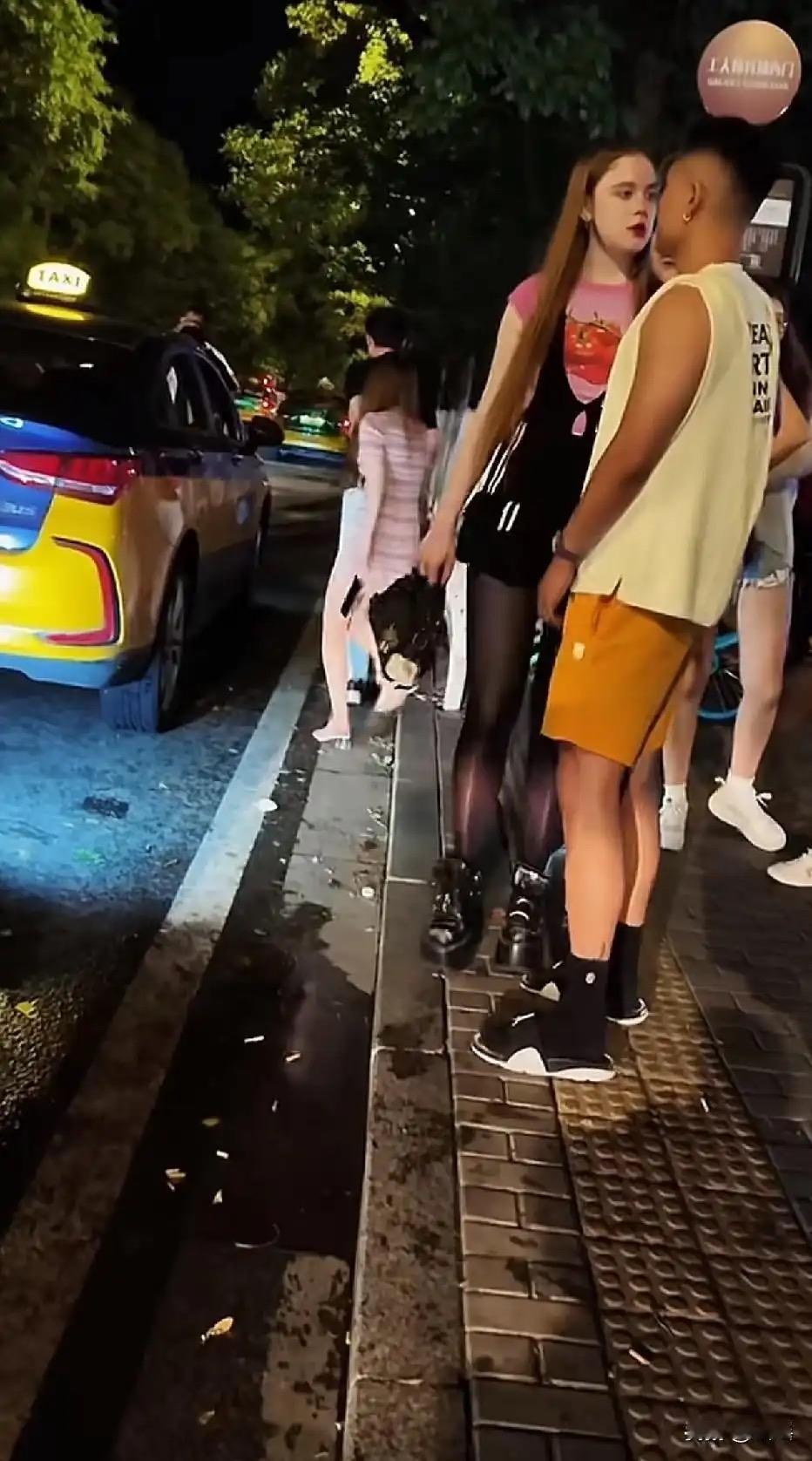 街头偶遇这一对组合，难得看到跨国情侣反向搭配，一时还有点不习惯。打破固有印象，其
