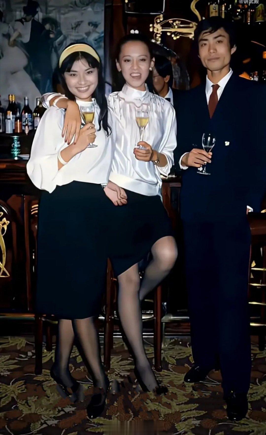 1983年，北京。中法合资的马克西姆餐厅，三位青年对着镜头面露微笑。当时这里一杯