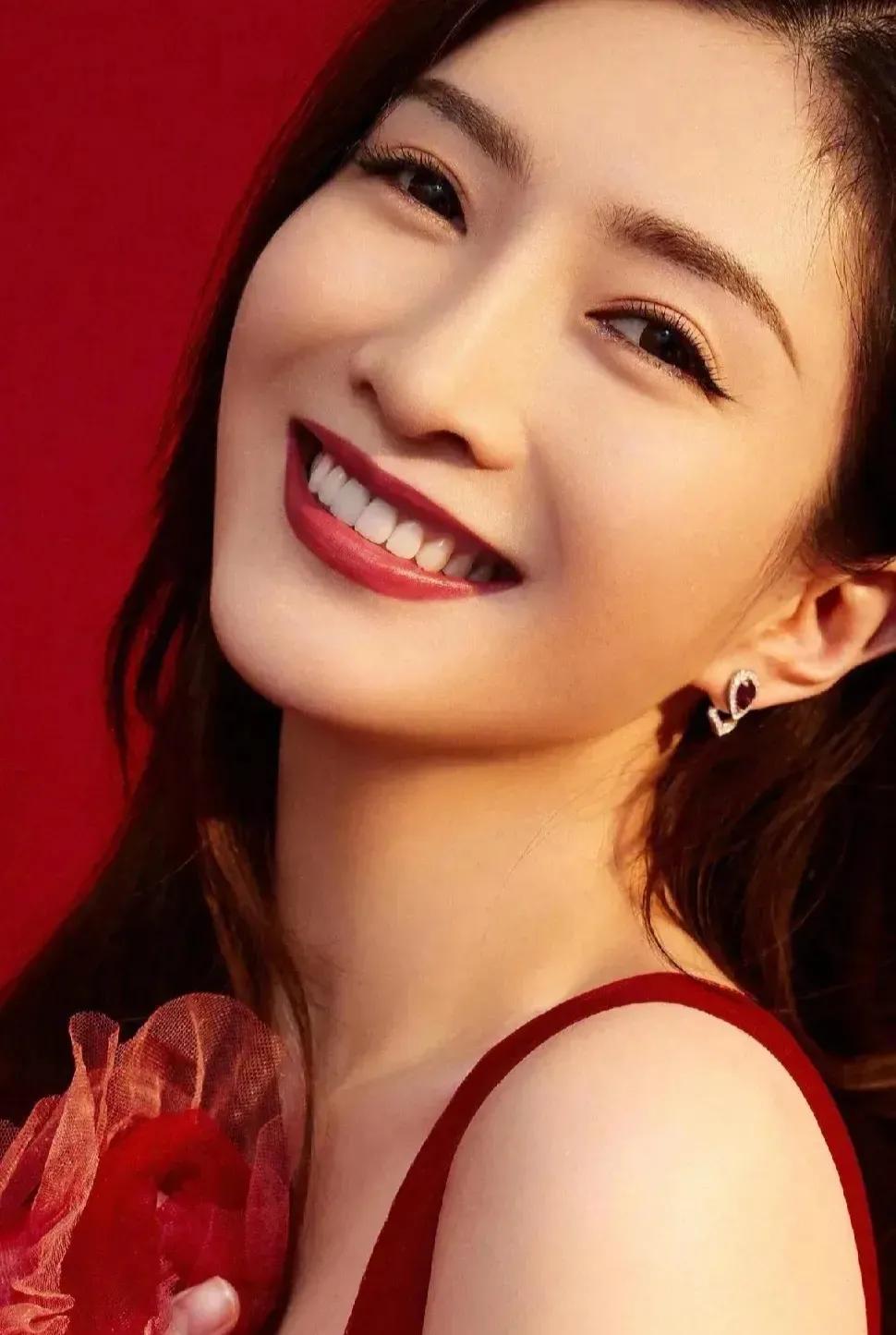 记者问江疏影：“你认为王漫妮跟顾佳谁会幸福？”  江疏影撩撩头发：“我认为最不会