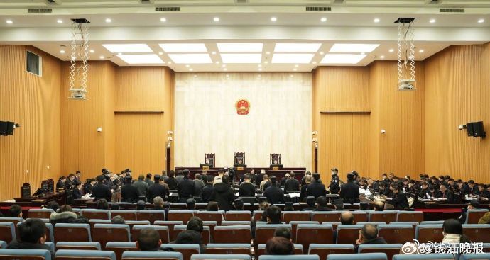 【#缅北明家犯罪集团主案一审开庭#】#23人涉赌诈百亿元致14名中国公民死亡# 
