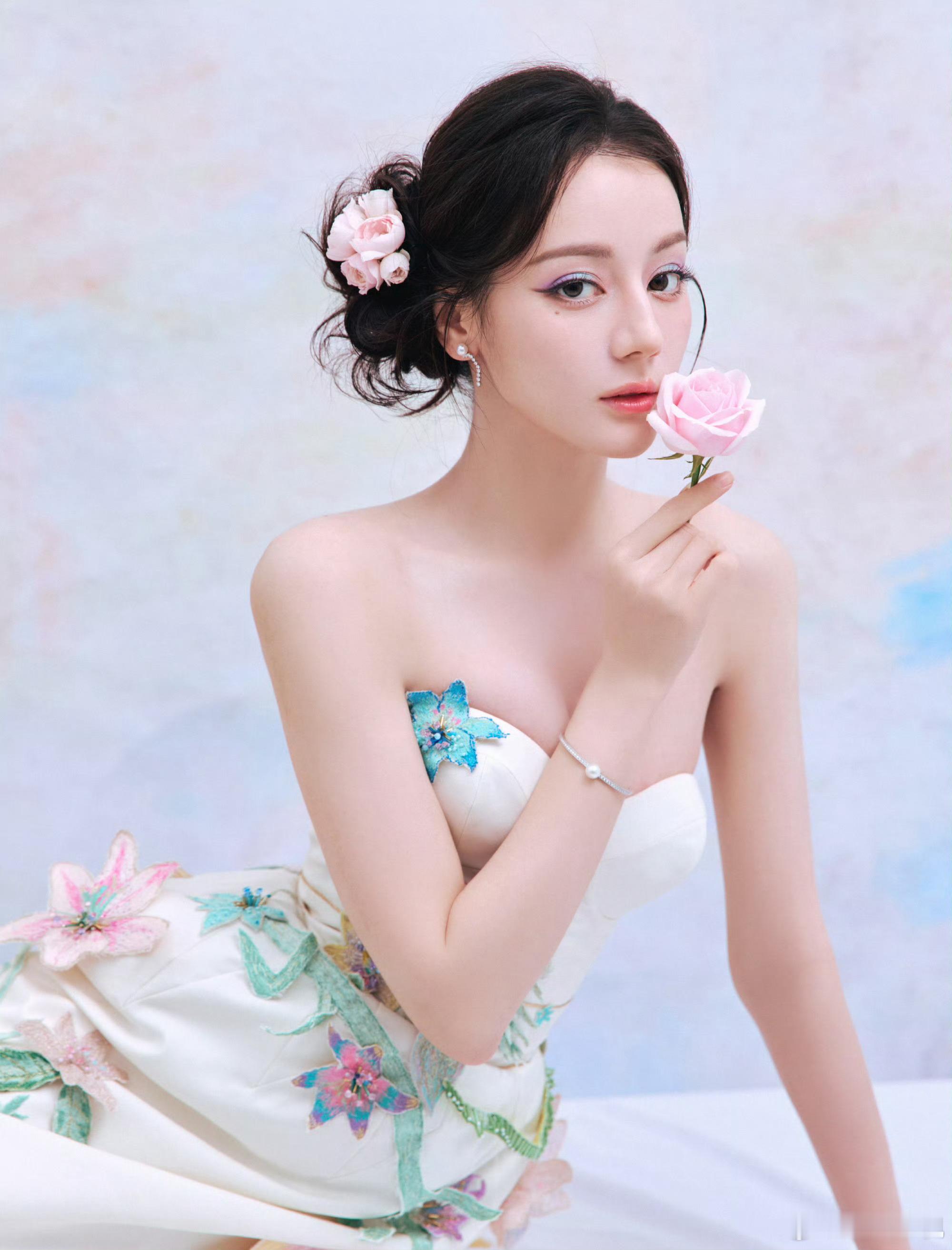 花系公主👸迪丽热巴今日份花系眼影，会化妆的手真的好牛！ ​​​