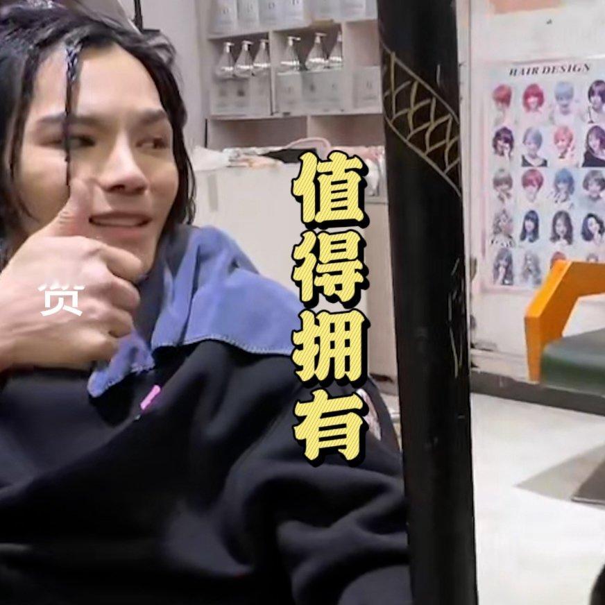 向佐开始卖棍子了  向佐为棍子“代言”，到处吆喝，他深知男生渴望，看来这棍要在市
