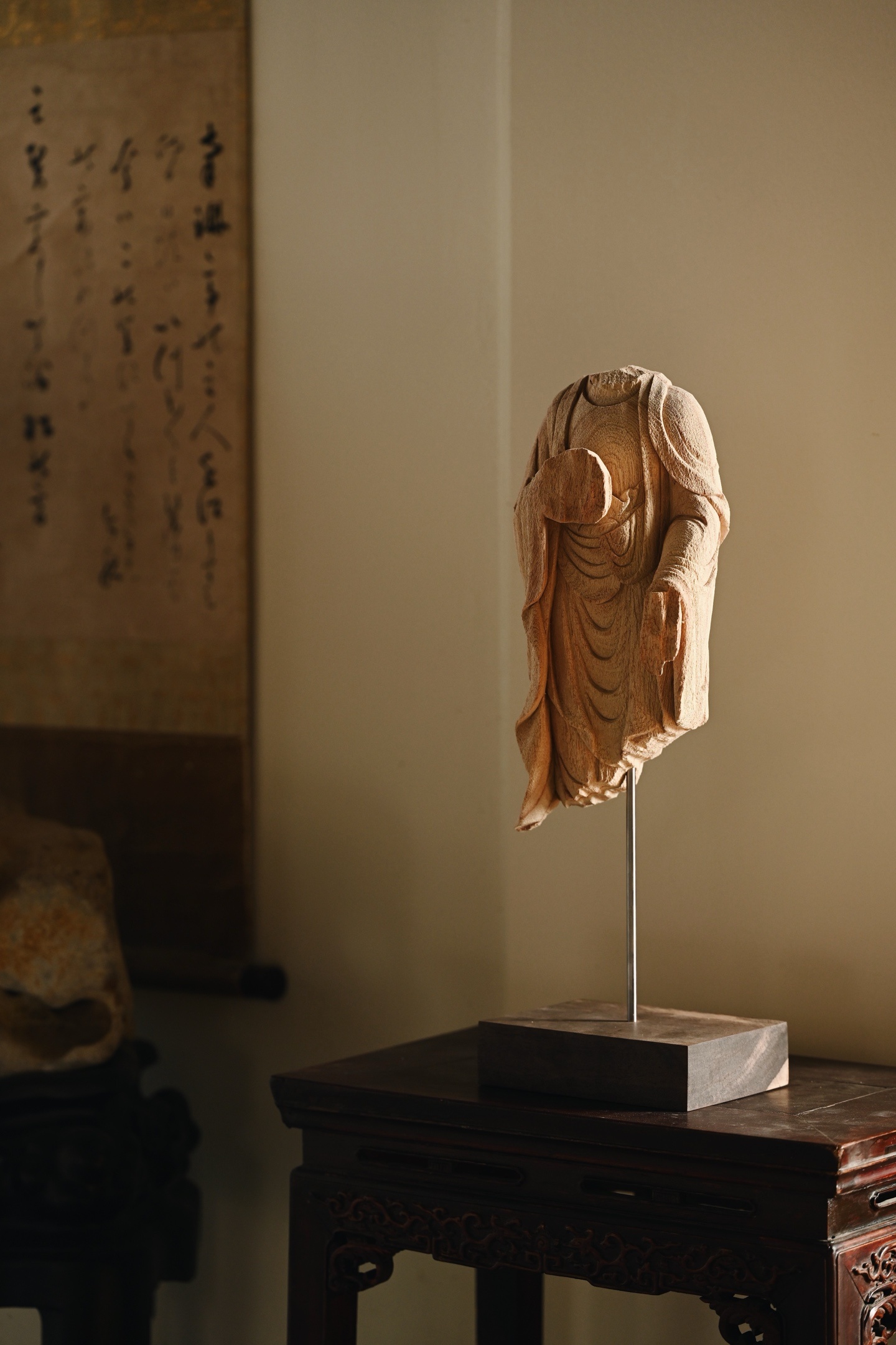 香樟木 | 残佛 摆件此件佛身以香樟木为材，刀法朴拙，气韵高古。衣纹层叠流畅，如