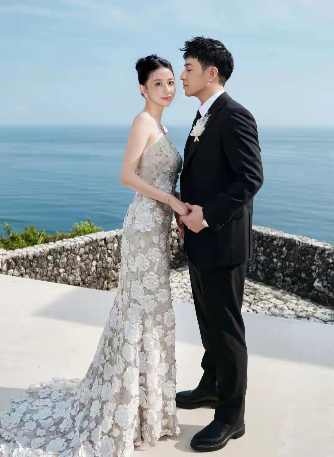 宣云泰国为老公潘玮柏庆生，女儿疑罕见出镜，应采儿和俩儿子也在！ ​​​