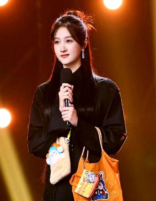 你知道吗，关晓彤当年一条恋情官宣直接让微博服务器瘫痪，但“流量女友”这标签差点盖