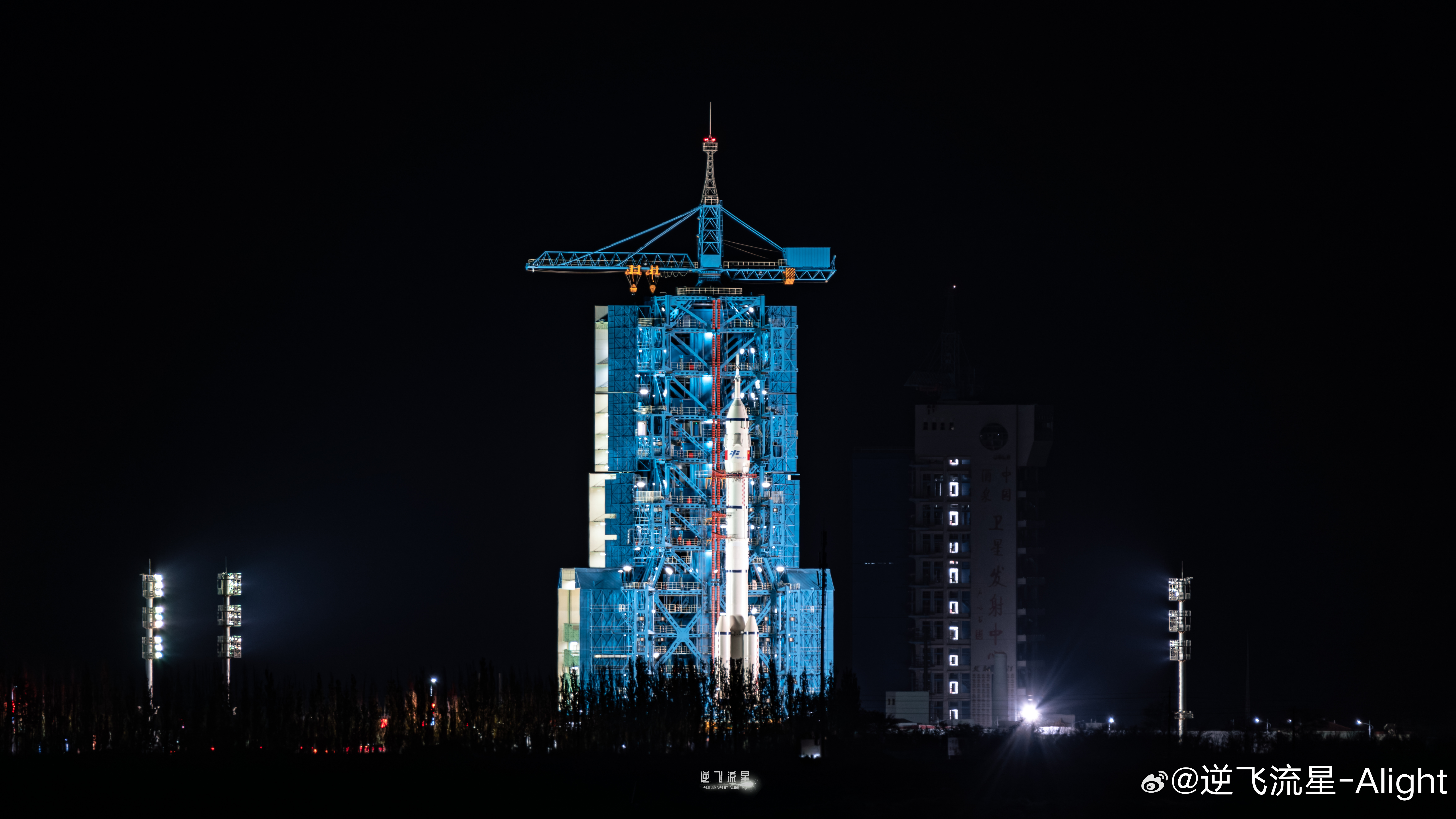 载人发射工位回转平台已完全打开神舟二十一号船箭组合体完全展现在大家面前神舟二十一