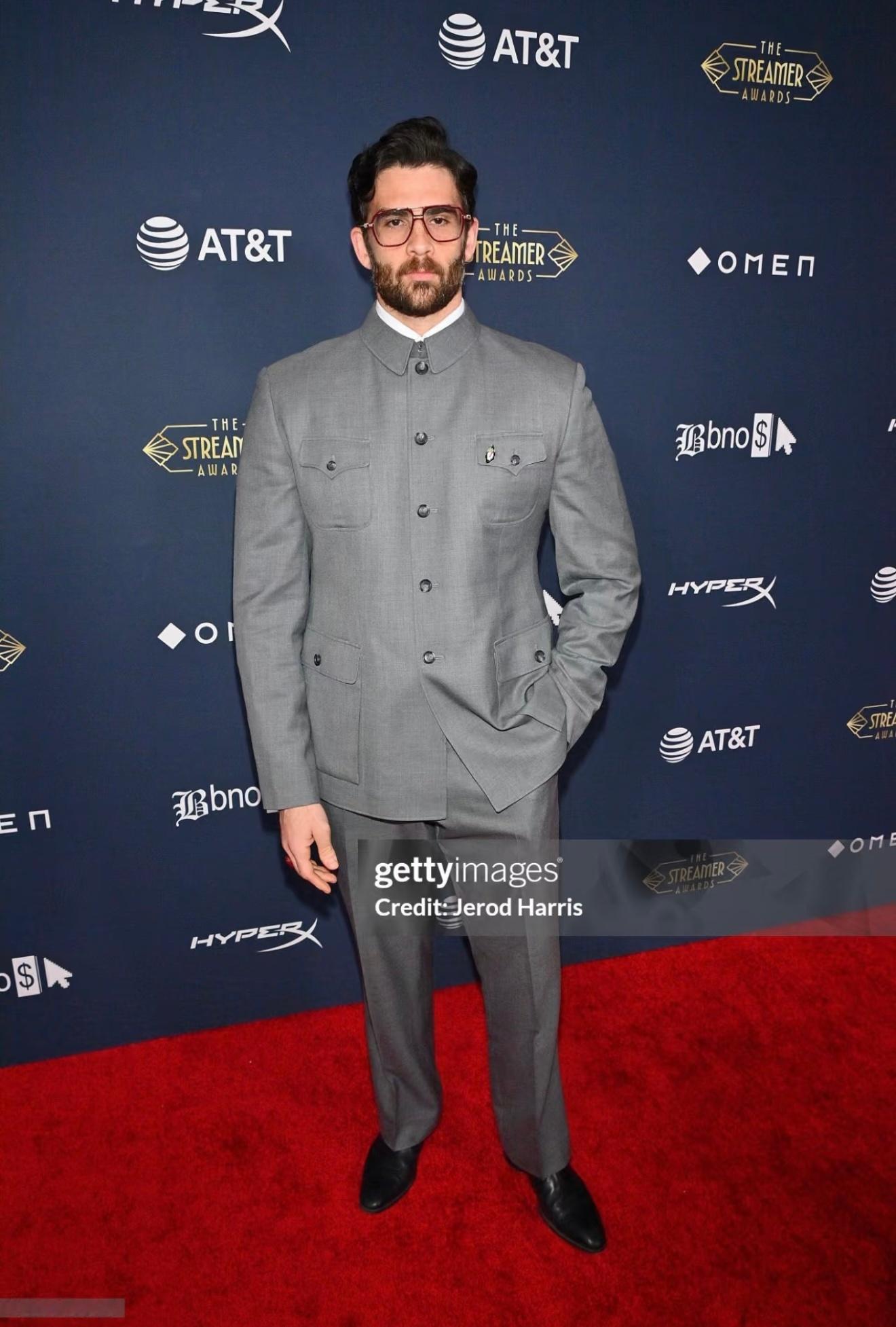 北美时政博主Hasan Abi 在红毯穿了国产版中山装引得外网广泛好奇。中山装版