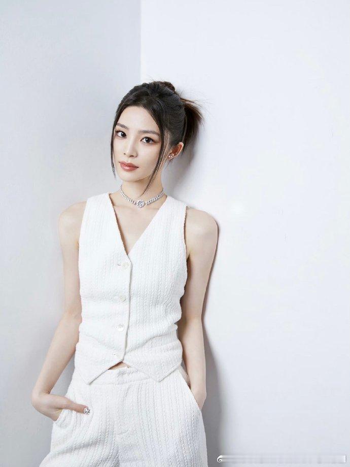 in KANG WANWAN 白色西装马甲套装  休闲知性的松弛感 干净清爽海来