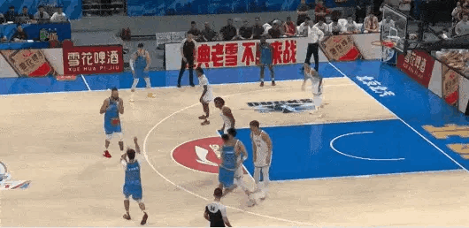 上一场稍微回落一点，今天的张镇麟重新压制曾凡博啊。北京男篮vs上海男篮cba季后