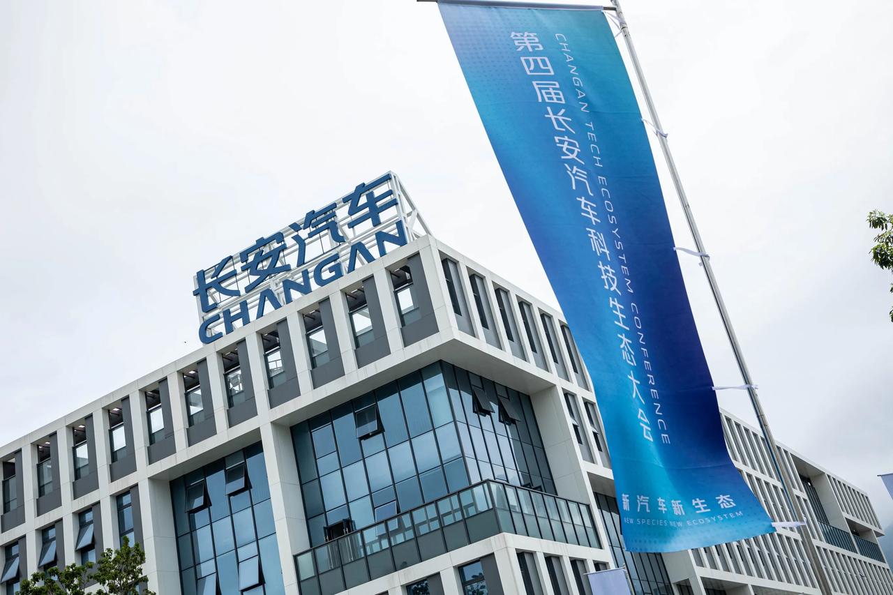 多彩生活记录者，未来科技驾驶体验！深蓝S05全国首批车主交付盛典
10月21日，