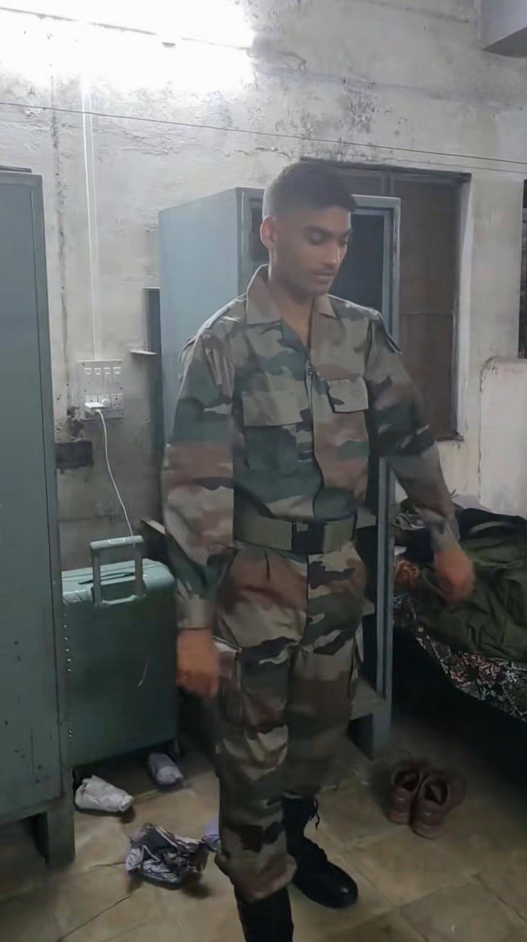 看到一位博主发的印度某普通兵营宿舍视频，确实有点吃惊！

他们没有上下床铺，而是
