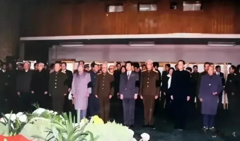 开国上将杨得志遗体告别仪式现场。
1994年10月，身经百战、功勋卓著的杨得志老