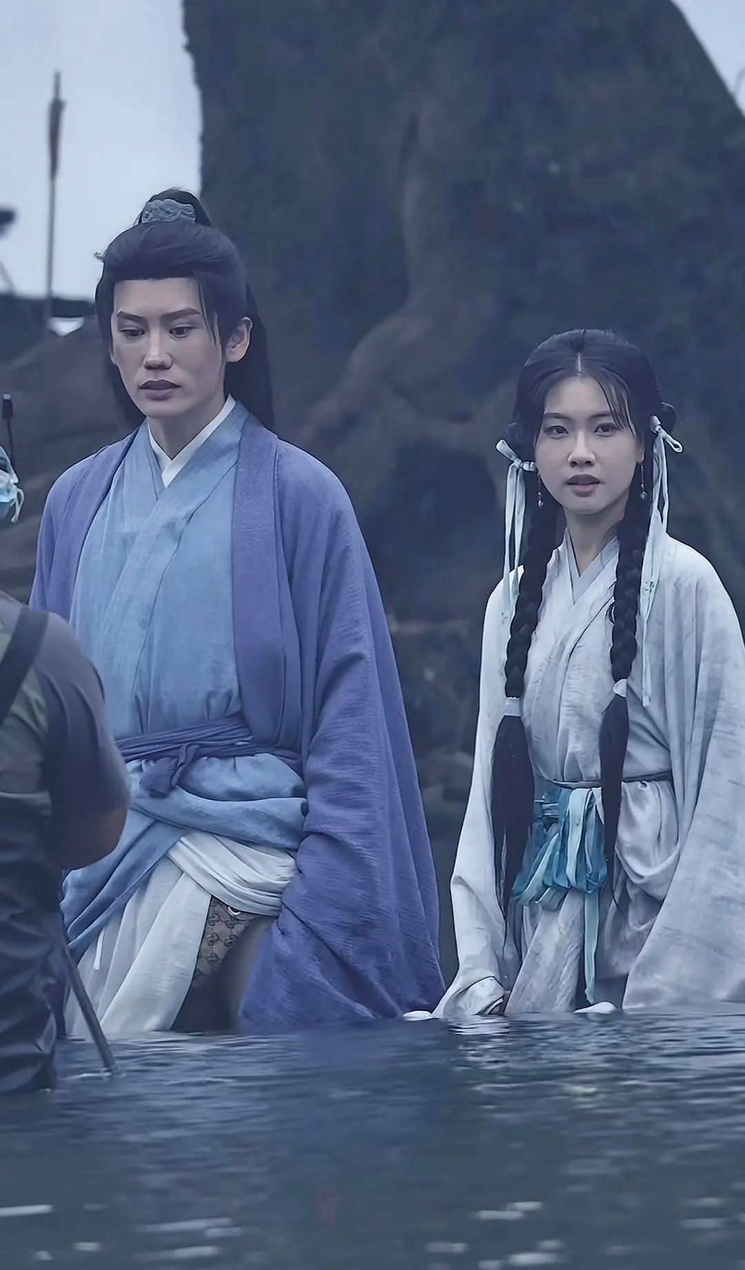 何不男女主替身，这个真的挺像。 