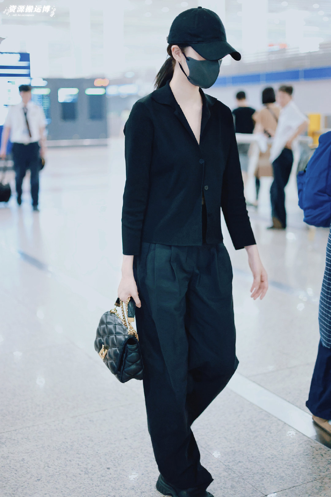 欧阳娜娜机场私服，有点可爱的女霸总！ ​​​