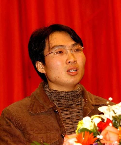 他13岁就成为家中顶梁柱，带着妹妹上大学，一晃 20 年过去，这位从苦难里爬出来