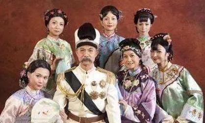 1884年，袁世凯平定朝鲜变乱，住进了朝鲜王宫，做了近12年的“太上皇”。闵妃就