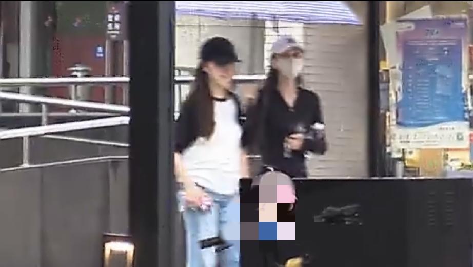7月2日，杨颖与朋友一起逛街被偶遇，她虽然是单身，但打扮好松弛，戴着Chanel