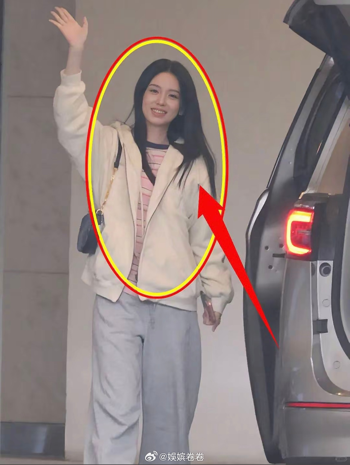 曝周也新恋情周也与男子拥吻新鲜恋情瓜火速传开，实拍画面里周也和伴侣相处十分热络，