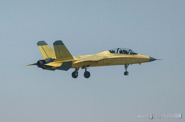 中国“超级小黄蜂”双垂尾玄机大揭秘

中国“超级小黄蜂”采用双垂尾设计，玄机满满