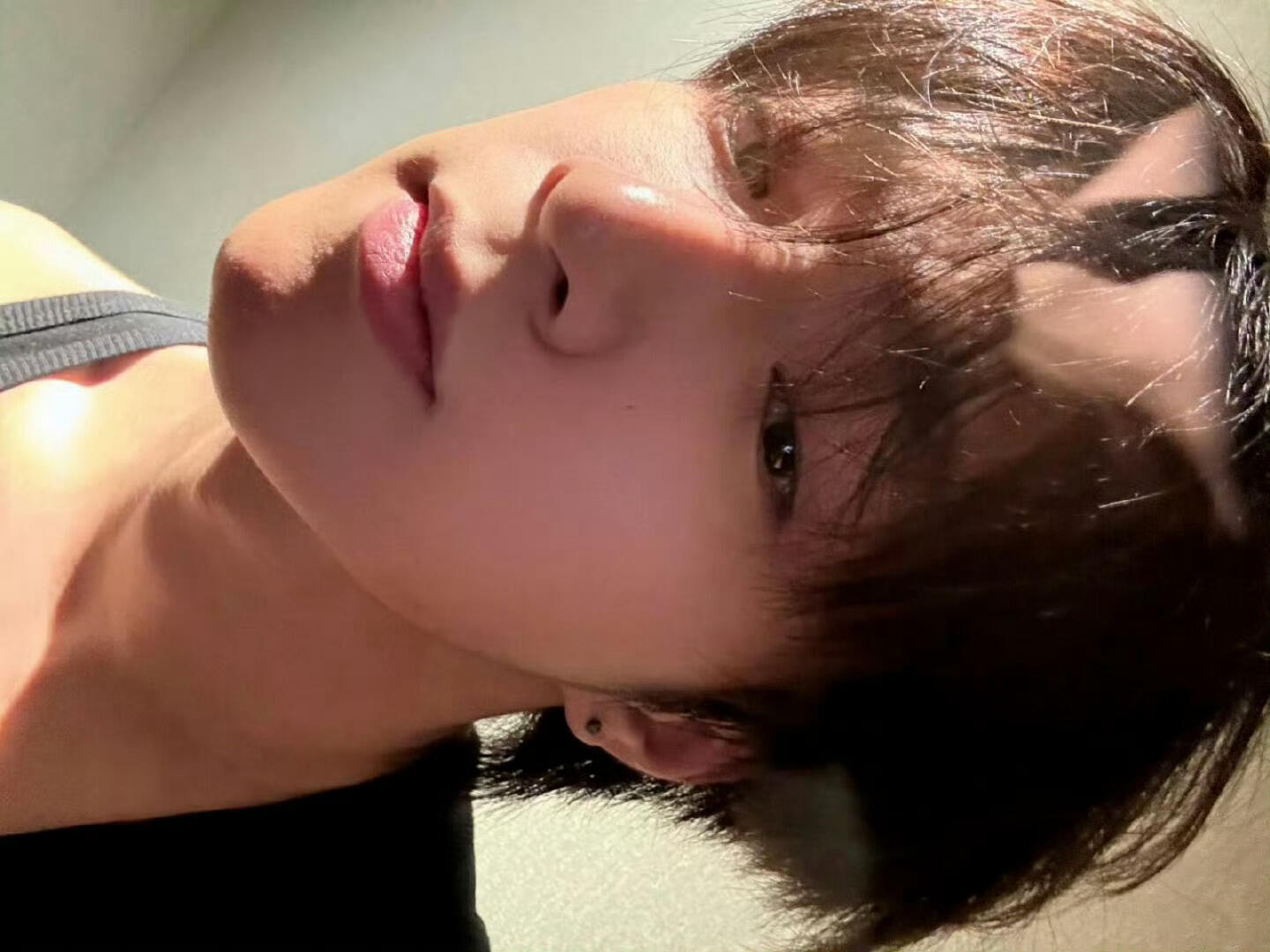 刘耀文单边黑钻耳钉 刘耀文这单边黑钻耳钉闪到我睁不开眼！帅狗勾左耳简直在放激光，