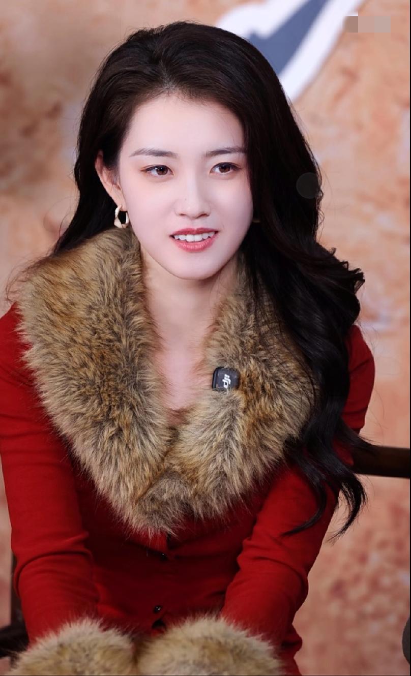 新鲜的郭宇欣来了，她真的好复古明媚动人呀！
     今天由她主演的《东北爱情往