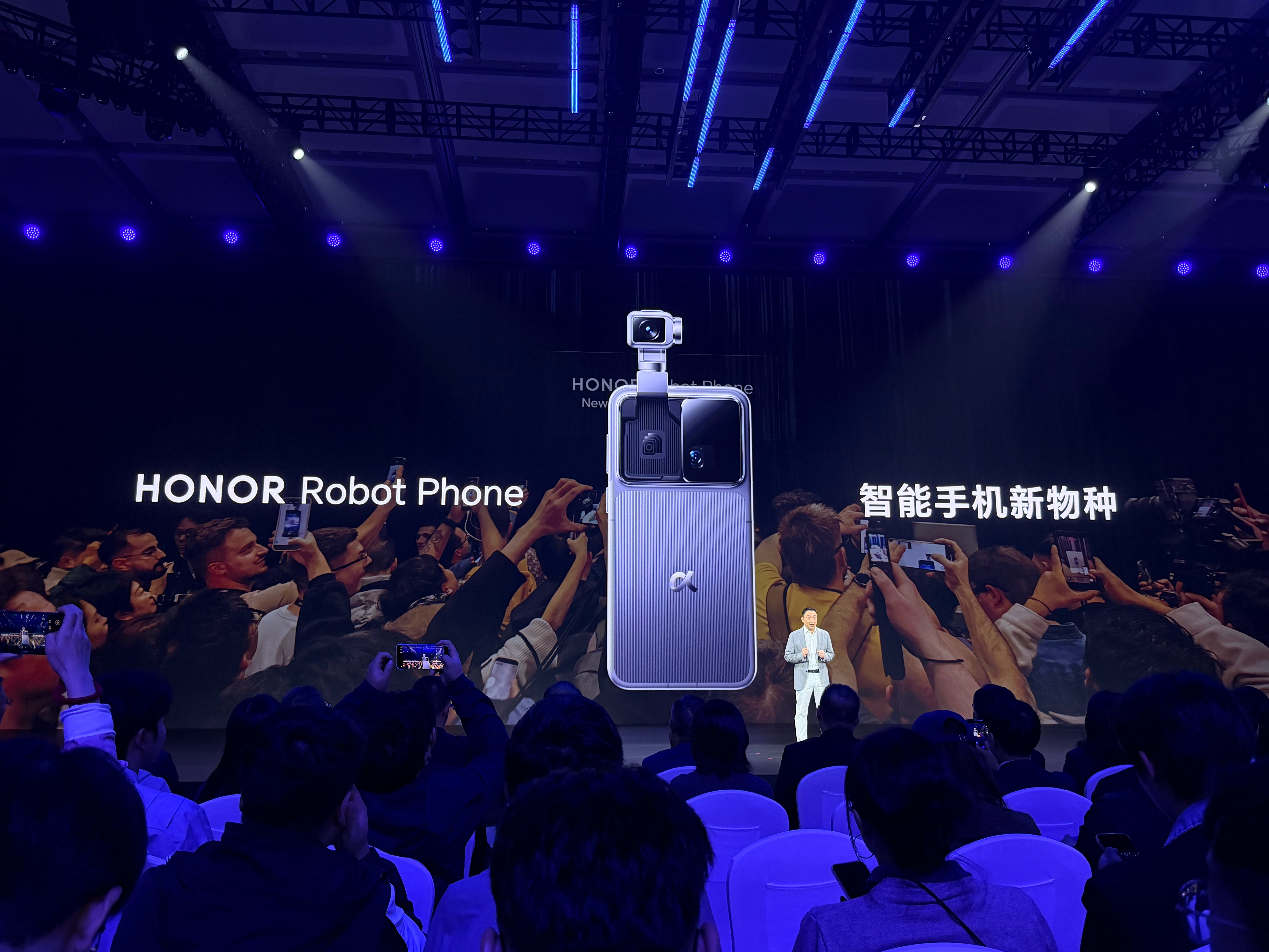 荣耀的云台手机  和大疆一样有云台但是多了手机本体和智能体 不用二次导出影像实时