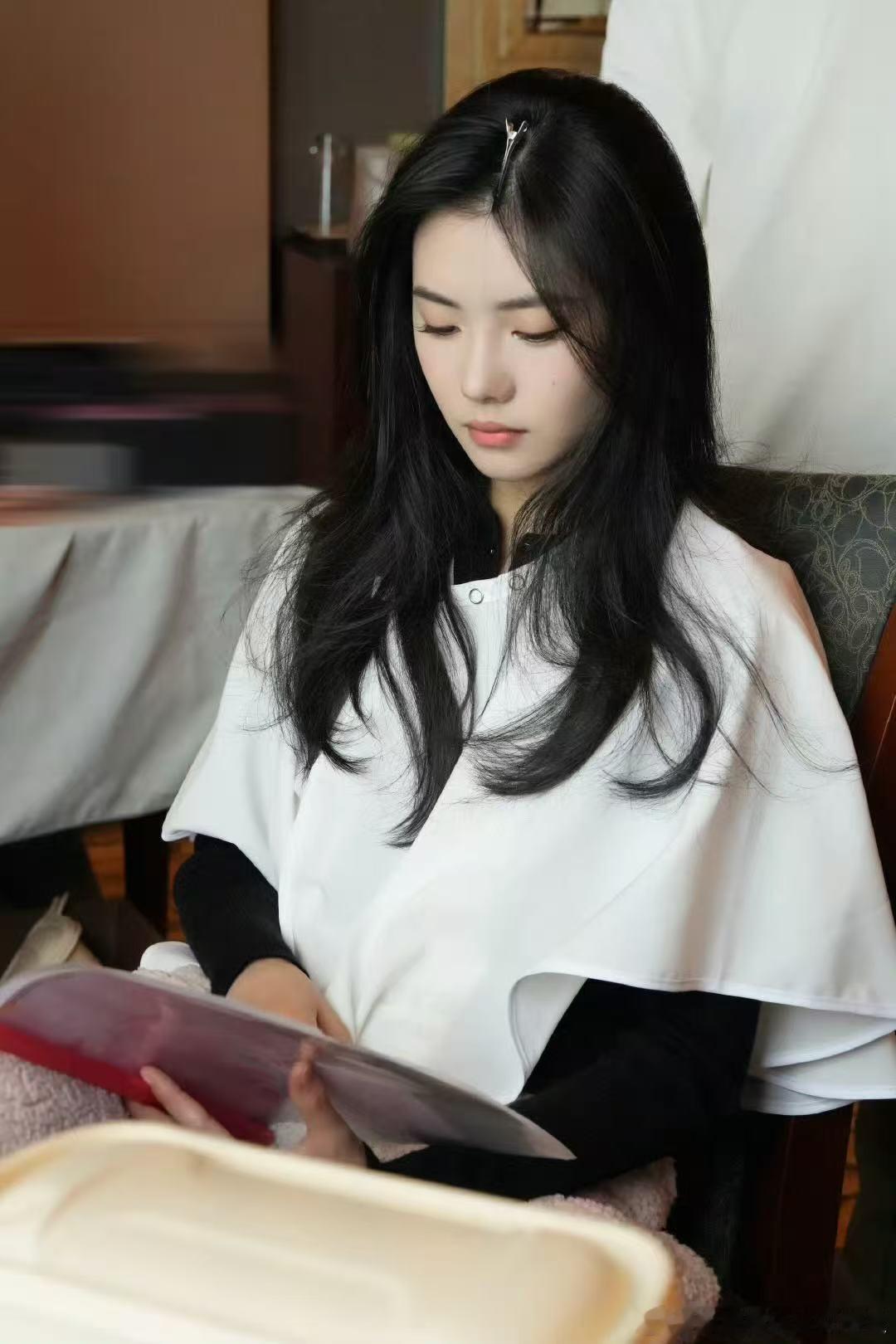 刘浩存妆发间隙看剧本 ​​​如此美萌又认真的浩存妹妹真的太爱啦～妆发间隙也不忘读