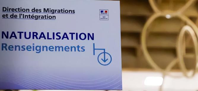 法国展现出了一种极其矛盾的面孔：一边为了人口萎缩愁容满面，另一边却对想留下的外国