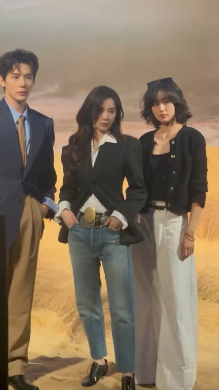 刘诗诗王安宇孙千同框从气场到颜值，一姐都太耀眼了。 