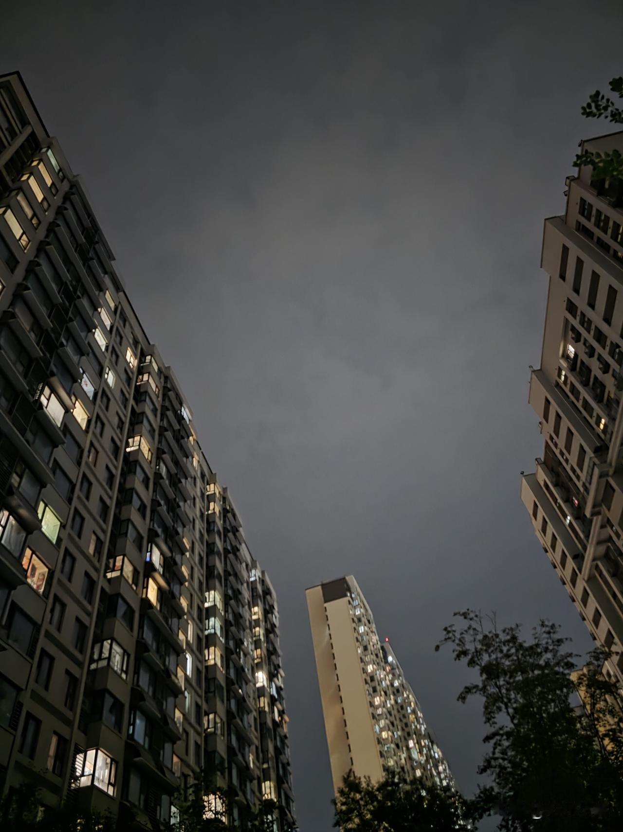 喂，问几个问题，你能回答吗？

今晚喜鹊们搭起的鹊桥，够长够坚固吗？
牛郎和织女