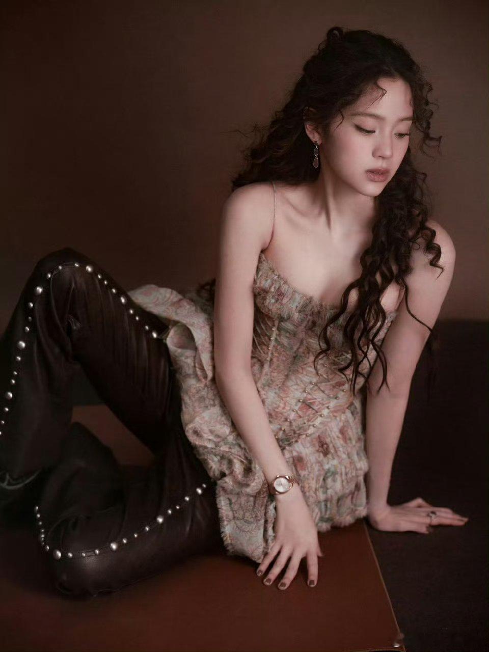 欧阳娜娜完全公主来的 娜娜声生不息舞台美成童话公主！羊毛卷公主头配复古蓬蓬裙，灵