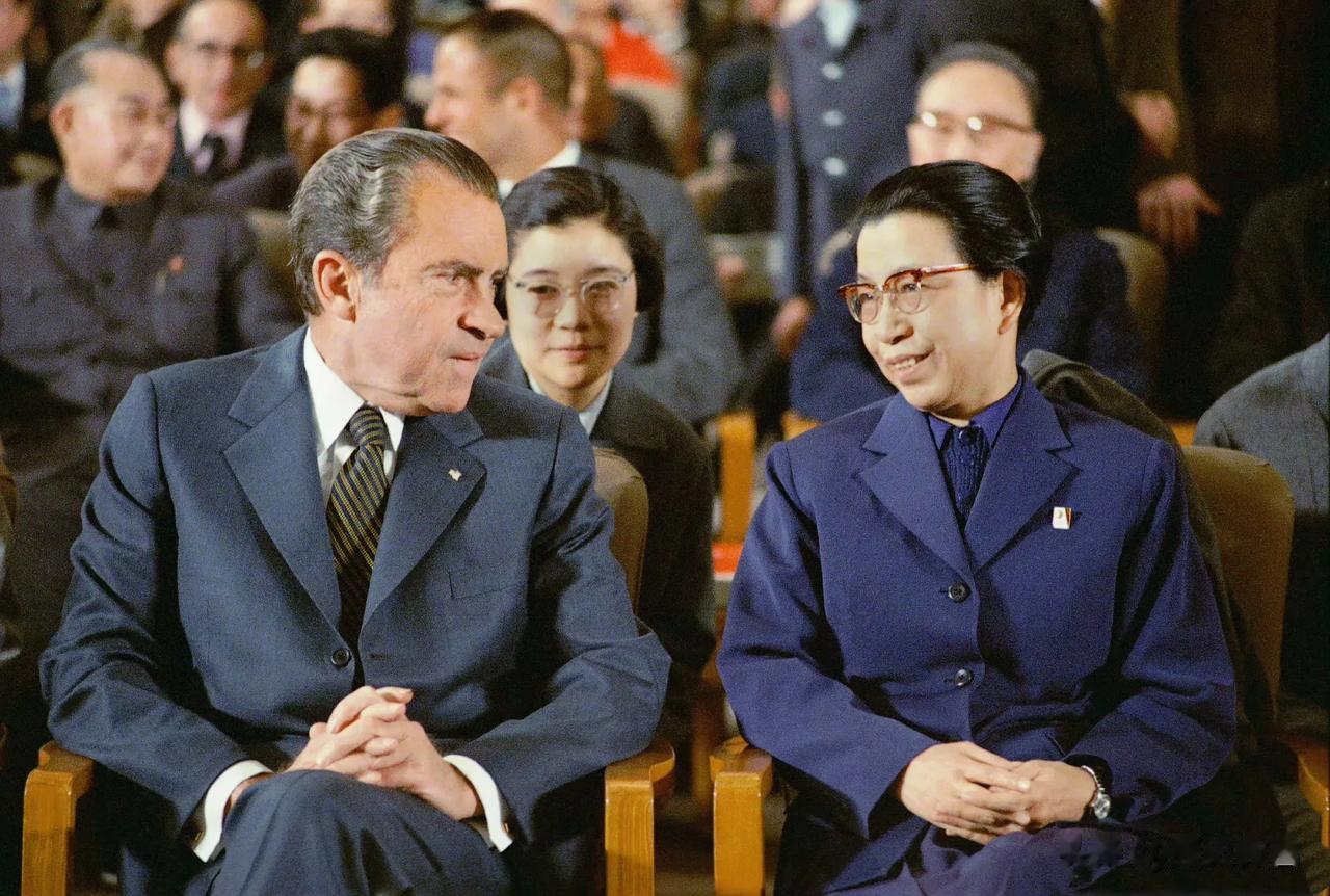 尼克松总统和江青一起观看革命样板戏《红色娘子军》，1972年2月22日 。