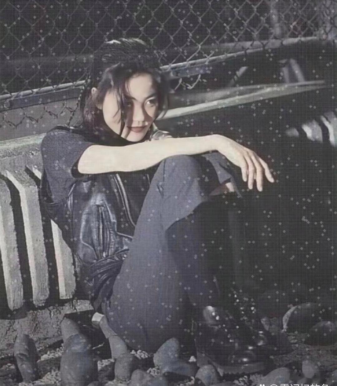 早年的王菲有一种慵懒美。 