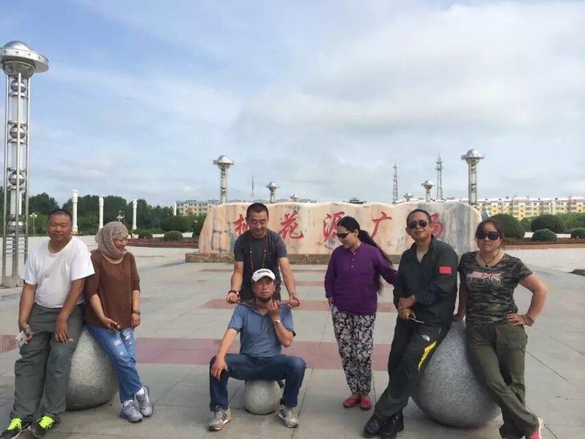 走吧，客走主家安，打扰了两天，该走了，这不，几辆车全部集聚起来，拍照留念一下，继