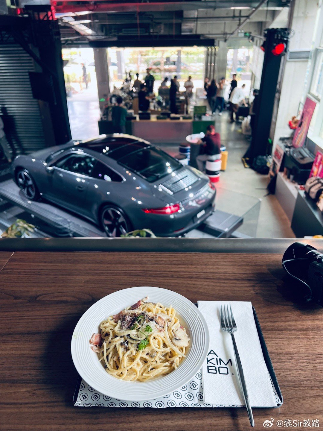 开一家这样的咖啡店，保证天天回公司，而且好好吃饭。保时捷无可替代大v聊车