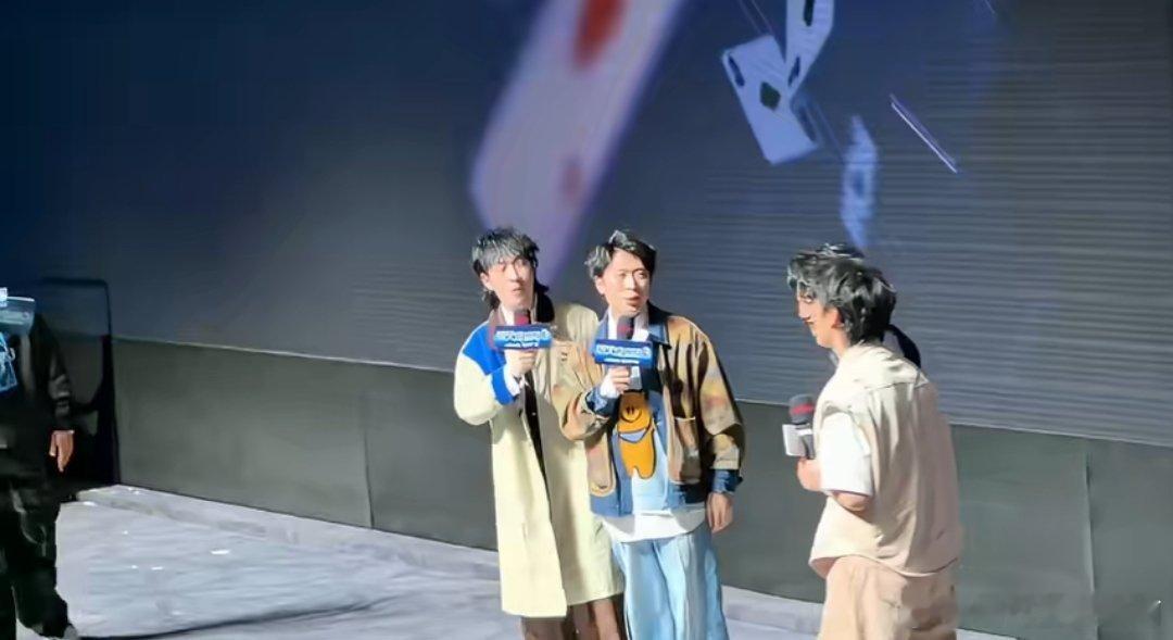 这场首映礼怕不是喜剧大赛分会场？走两步掉一个梗