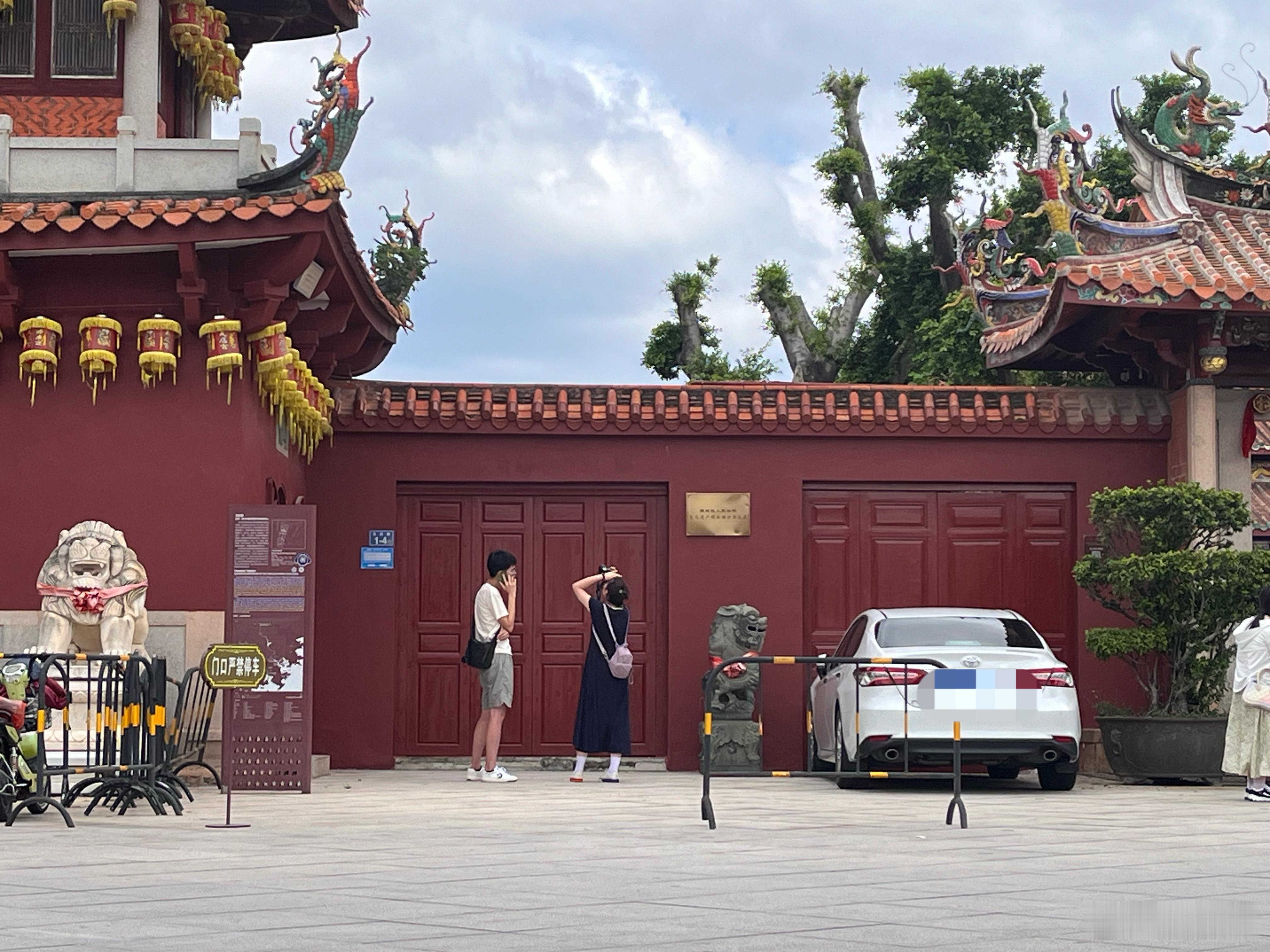 网友爆料：泉州天后门口明明树立一块牌子门口禁止停车，那为何这辆车能停门口呢？有啥