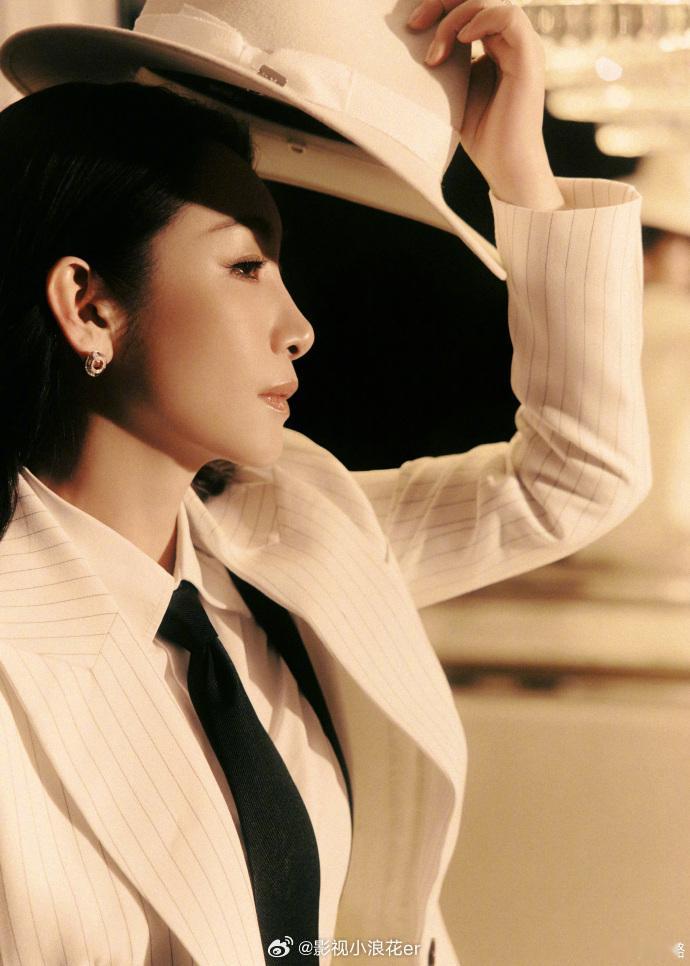 秦海璐好帅 VOGUEfilm 活动中，秦海璐化身时尚霸总，白西装造型尽显高级感
