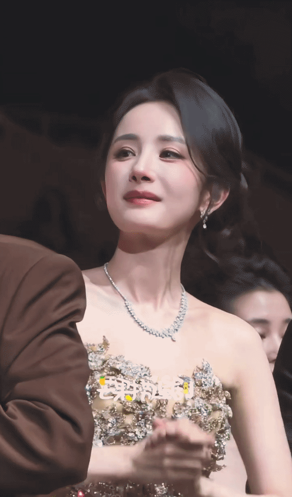 好唏嘘，百花奖这一夜
一边是白百何“熹妃回宫”的春风得意
一边是杨幂“双提名”惜