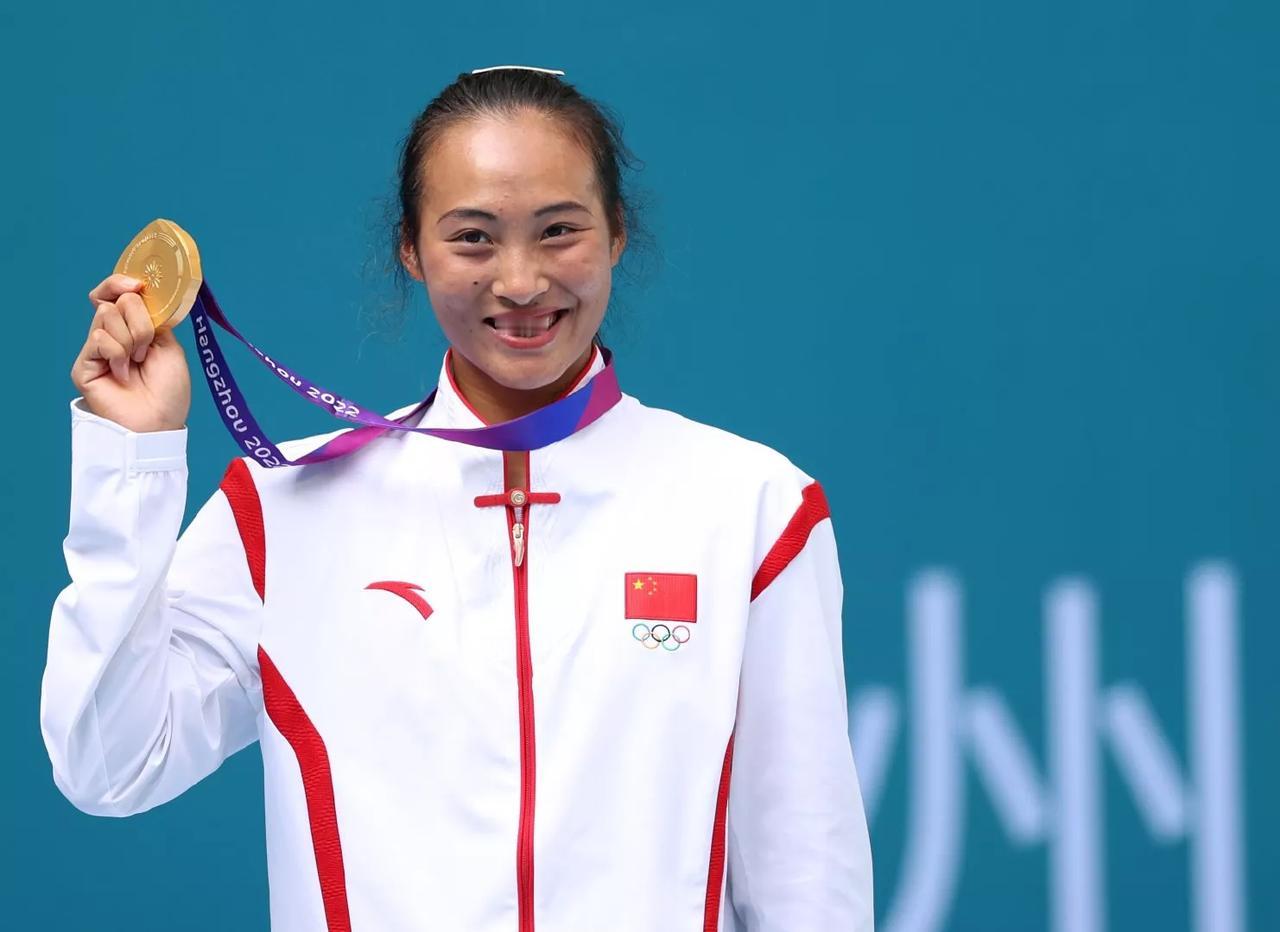 不可否认，郑钦文在中国代表团巴黎奥运旗手竞争中已领先一个身位
前期有媒体报道，巴