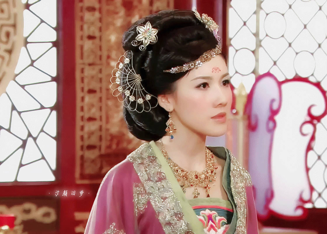 宫心计里贤妃造型相对来说比女主女二的好看 ​​​