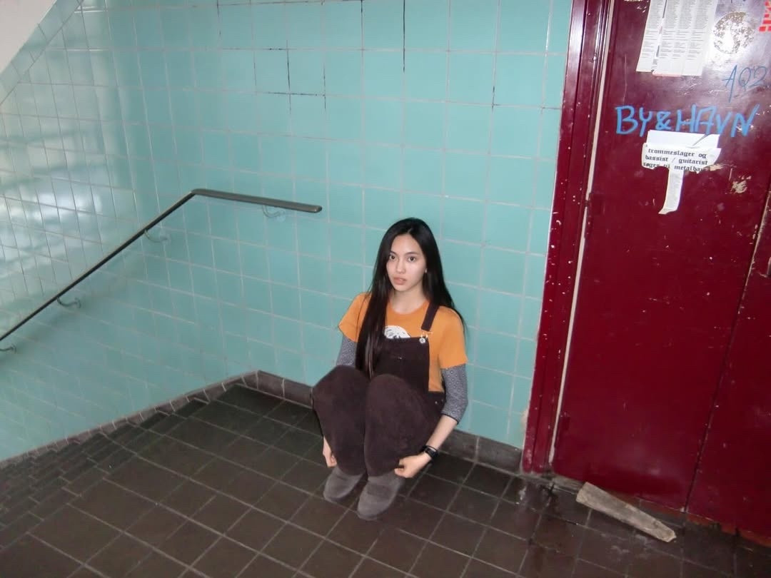 NewJeans更新李惠仁近照NewJeans官方ins更新：HAPPY HYE