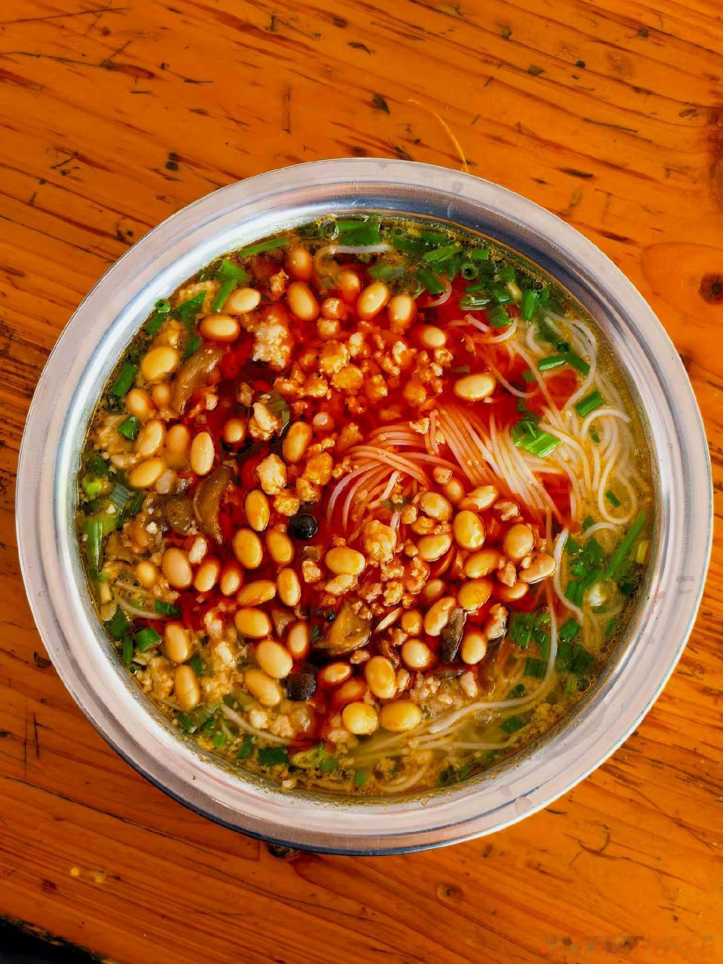 「下车先吃碗全州出榨米粉。还是那个味道！ 